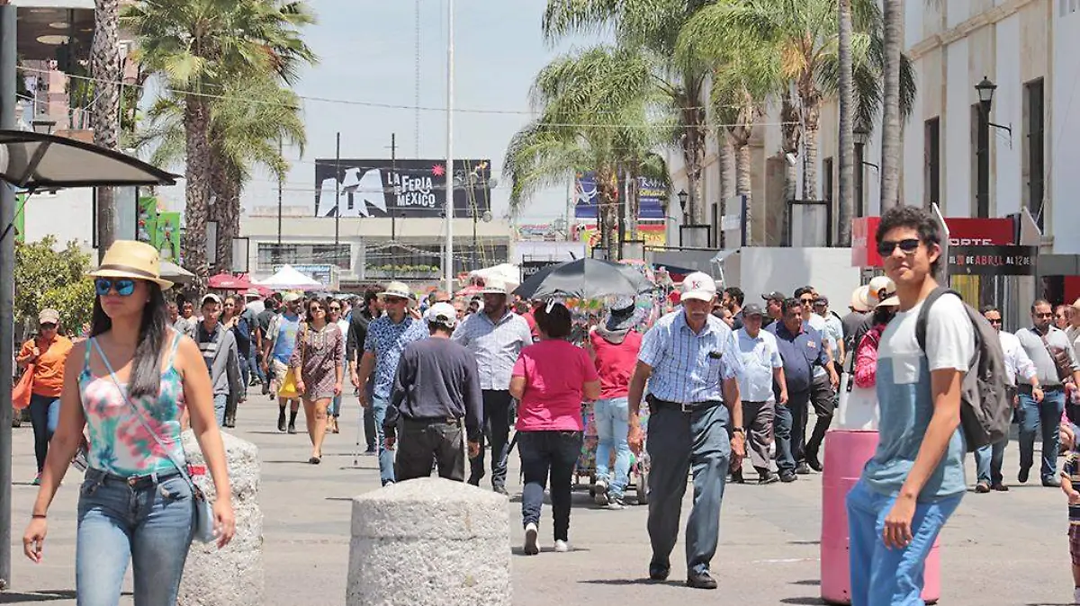 personas en la calle andador j pani